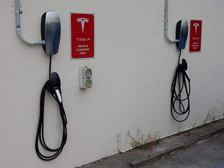 Rangée de bornes Tesla avec logo rouge et bordures blanches