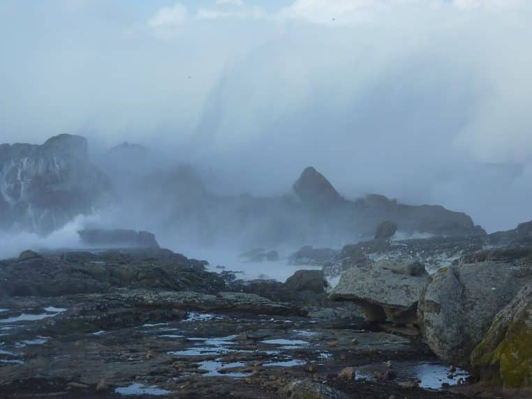 Forte houle et embruns frappant les rochers à Saint-Guénolé, en Bretagne, lors d’un épisode venteux typique du nord-ouest à l’automne.