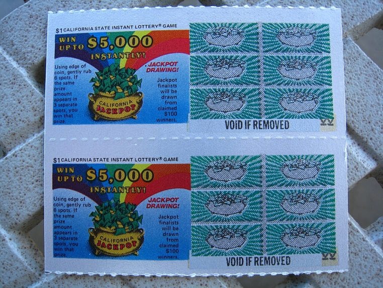 Deux tickets à gratter « California Jackpot » de 1985 non utilisés, posés sur une surface claire, mention « Win up to ,000 ».