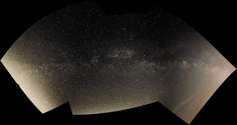 Large panorama de la Voie lactée, ciel étoilé contrasté, sensation d’immensité propice aux projets à deux.