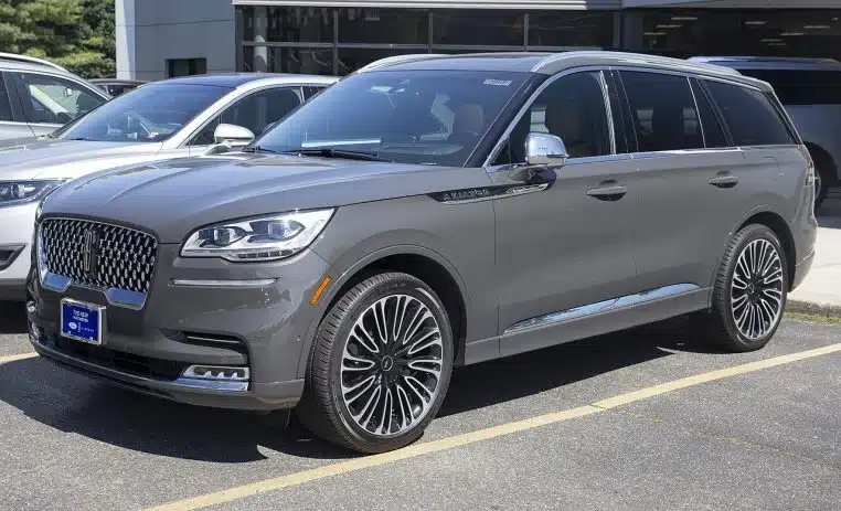 UV Lincoln Aviator noir, vue de trois-quarts avant, montrant un modèle premium mentionné dans l’avis de rappel