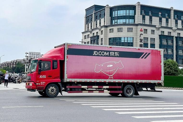 Camion de livraison JD.com circulant à Zhengzhou, illustrant la puissance logistique du groupe à l’international, cœur de sa stratégie européenne.