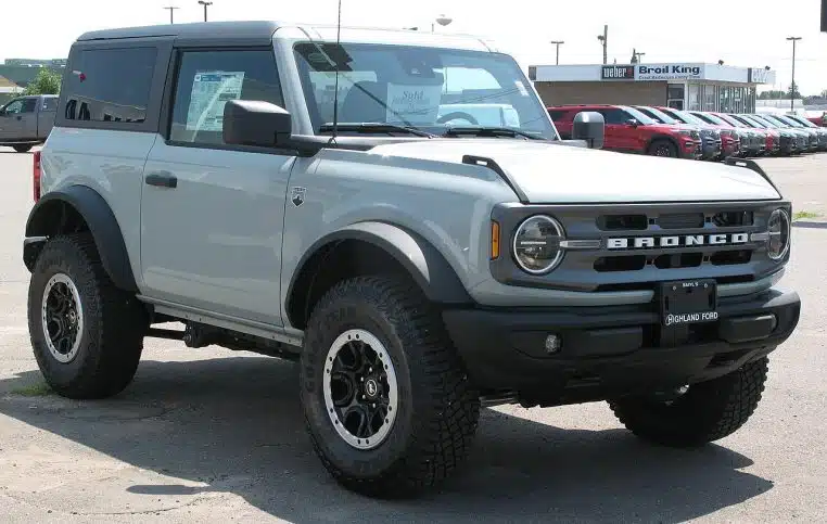 SUV Ford Bronco gris de sixième génération vu de trois-quarts avant, à l’arrêt, permettant d’illustrer un modèle concerné par un rappel