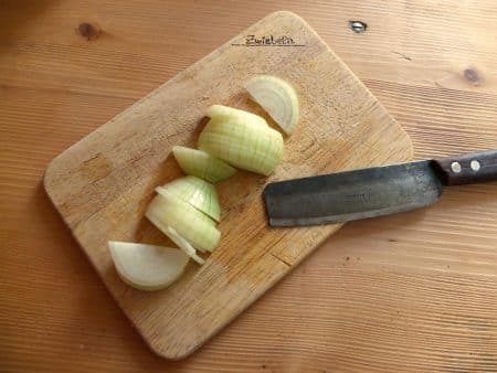 onion, onion rings, knife, cut, to cut, board, kitchen, cook, fresh, juicy, food, vegetables, blade, sharp, kitchen table
