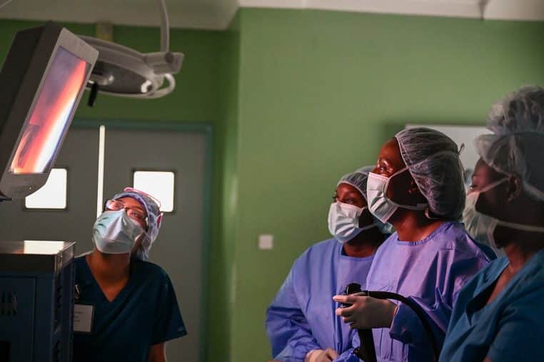 Personnel médical observant l’endoscope pendant une coloscopie.