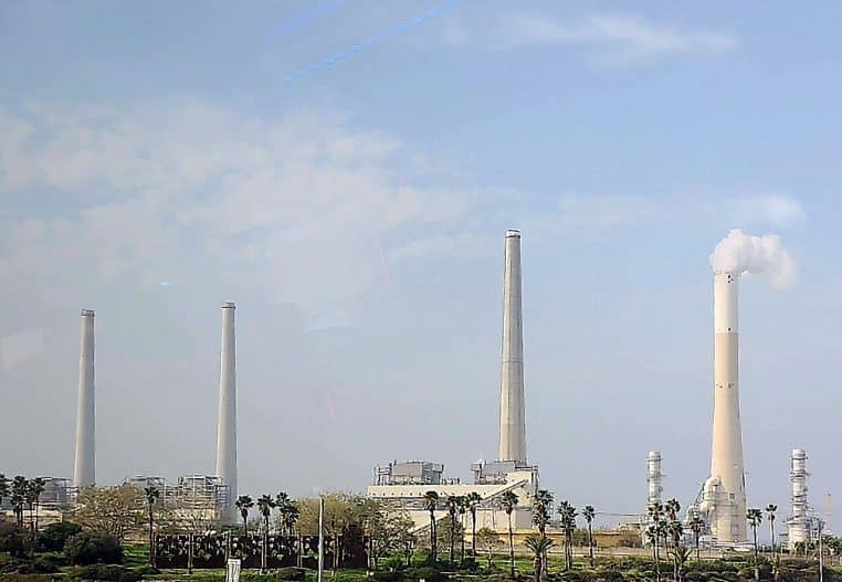 Vue de la centrale électrique d’Hadera et du littoral adjacent où sont souvent observés des requins en saison, perspective depuis la plage