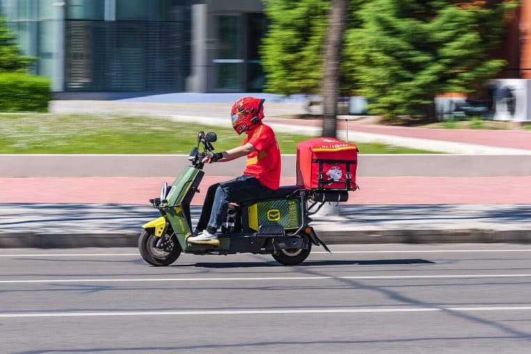 Coursier JD.com en Chine, illustrant la densité du réseau de livraison que l’entreprise veut valoriser avec Joybuy en Europe.