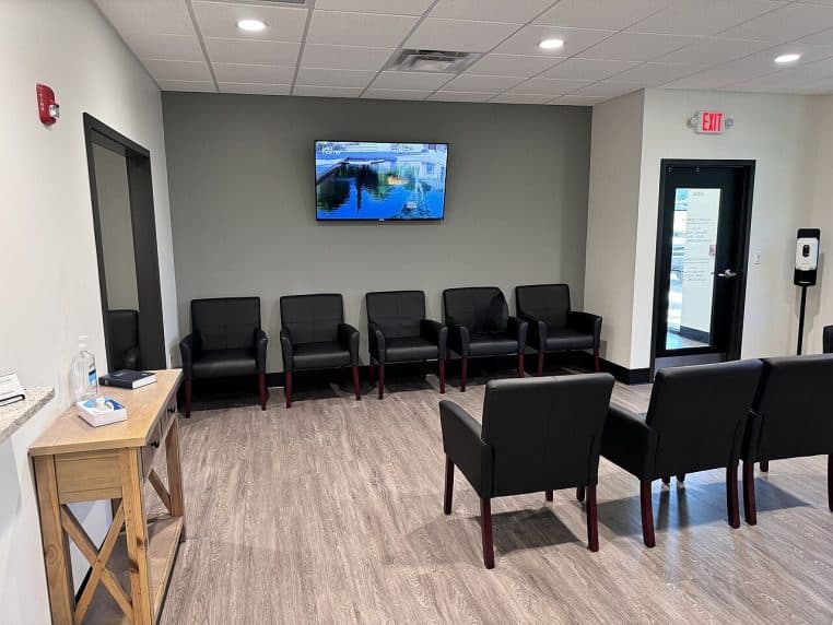 Salle d’attente lumineuse et moderne d’un cabinet médical, fauteuils vides avant l’appel des patients pour leur consultation.