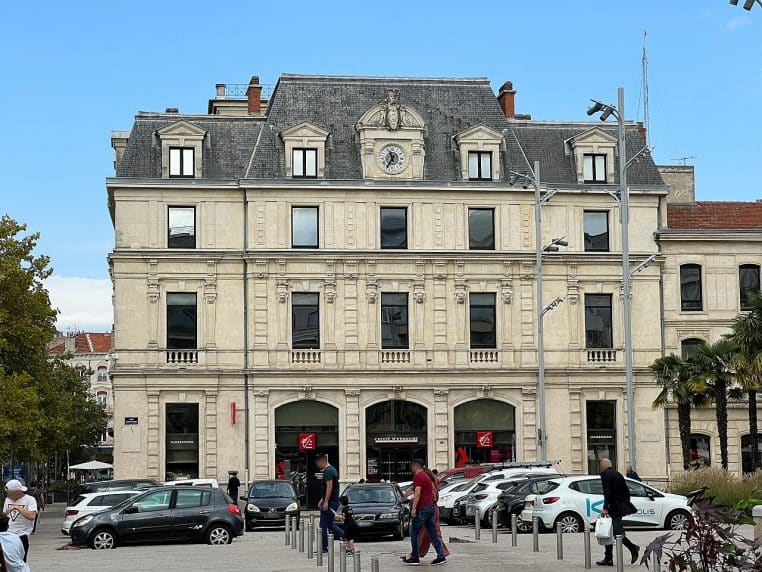Agence Caisse d’Épargne place Aristide-Briand à Valence.