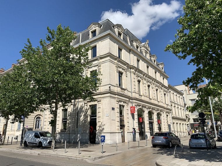 Agence Caisse d’Épargne à Valence, format horizontal, illustrant un usage courant du Livret A dans les réseaux physiques.