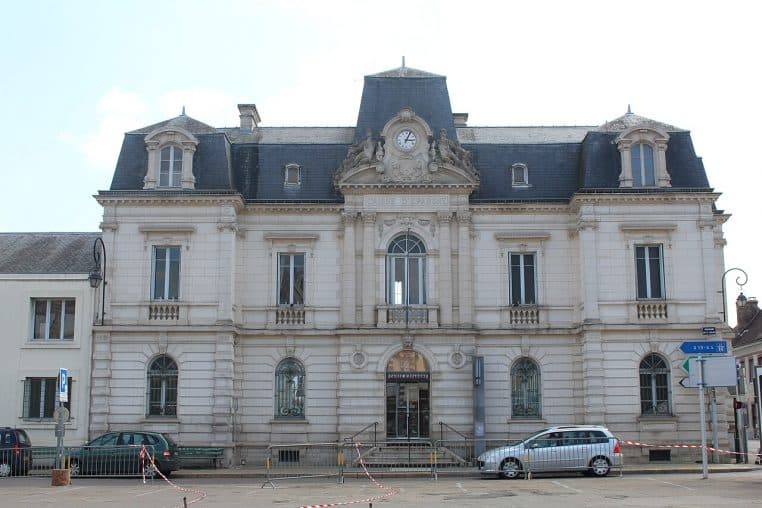 Façade d’une agence de la Caisse d’Épargne à Sens, photographiée de face avec enseigne rouge nettement lisible.