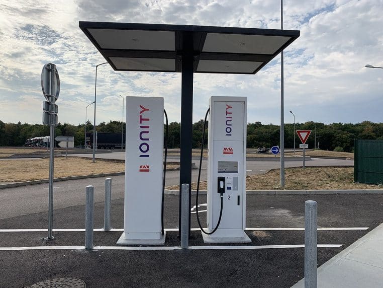 Aire de Langres-Perrogney, bornes Ionity ; postes alignés en bord de parking, circulation fluide en journée.