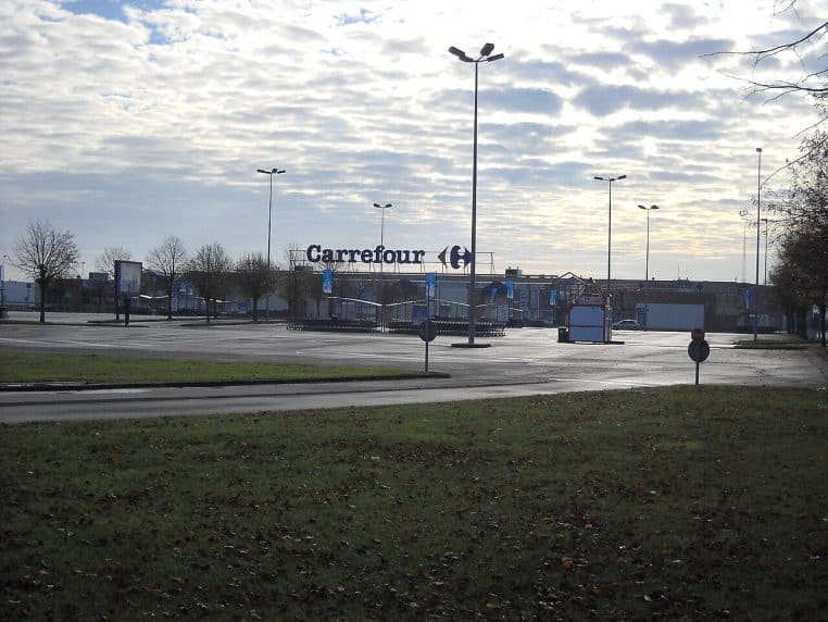 Hypermarché Carrefour avec enseigne et parking, vue extérieure d’un grand site commercial de périphérie.