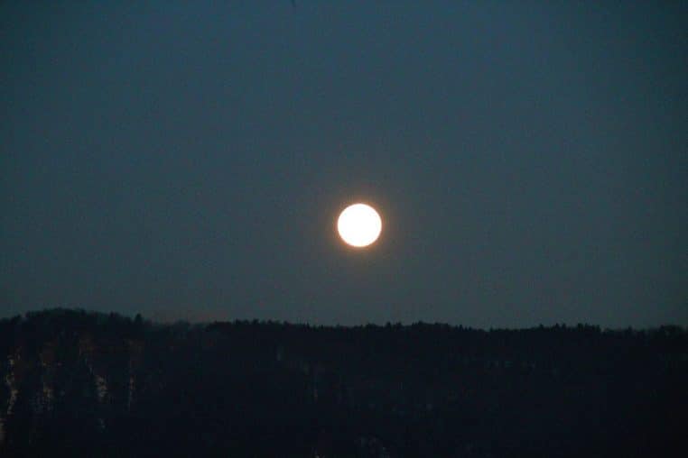 Pleine lune au-dessus des reliefs de l’Albis, ciel net, ambiance nocturne apaisante et profonde.