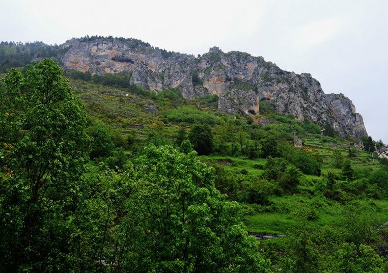 Pentes douces et alpages dominant la vallée autour de Roubion, montagnes baignées d’une lumière franche.