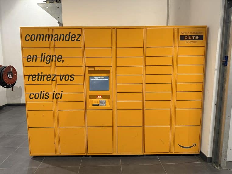 Amazon Locker dans un centre commercial en France.
