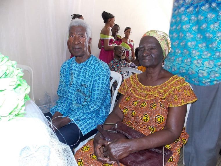 Couple âgé de face, photographié en extérieur ; l’abattement de 10 % serait remplacé par un forfait unique de 2 000 €.