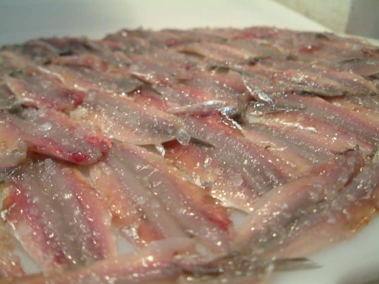 Assiette de cuisine ligure avec citron et huile d’olive.