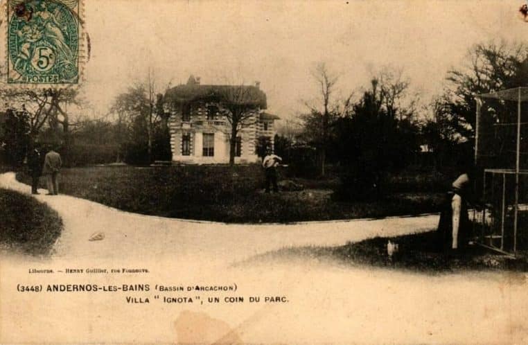 Vue ancienne d’une villa à Andernos-les-Bains, carte postale début XXe siècle, façade et jardin.
