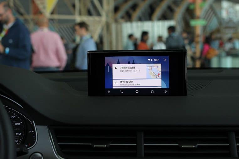 Écran central affichant Android Auto avec application de navigation