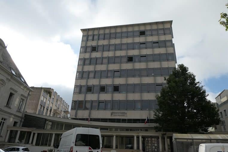 Façade moderne de la direction départementale des finances publiques à Angers.