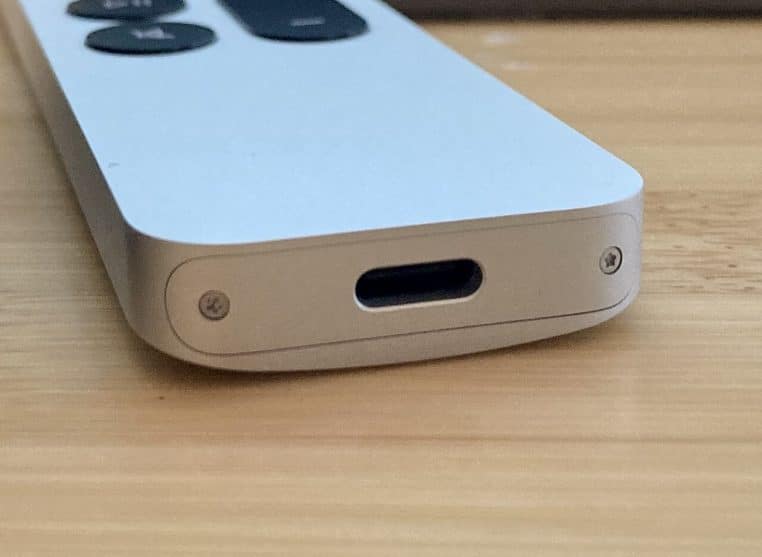 Gros plan sur le port USB-C de la télécommande Apple TV Siri Remote (3e gén.).