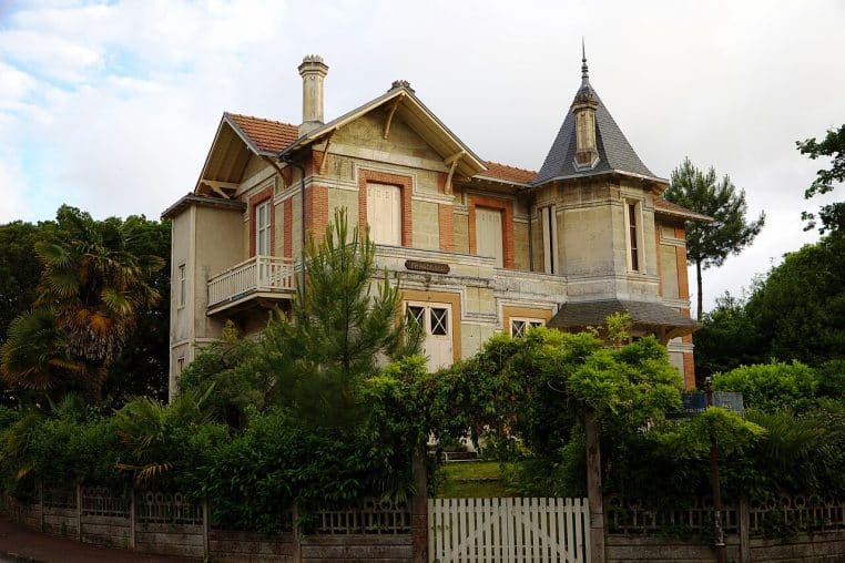 Vue de la villa Fragonard à Arcachon depuis la rue, volumes imposants et végétation en premier plan.