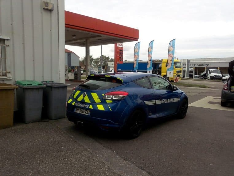 Vue arrière d’une Renault Mégane RS aux couleurs de la gendarmerie nationale, stationnée en extérieur