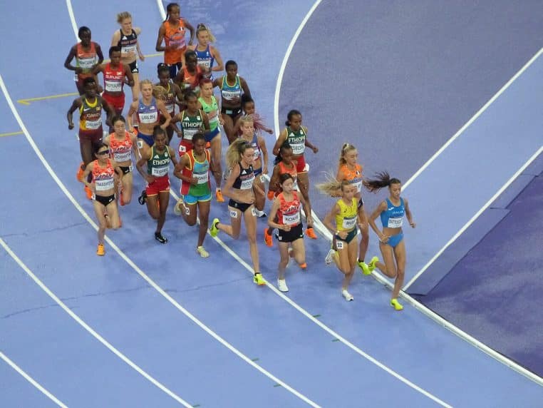 Coureuses en file indienne sur l’anneau, de nuit.