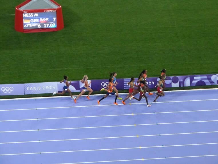 Peloton en plein effort au 10 000 m, finale olympique 2024.