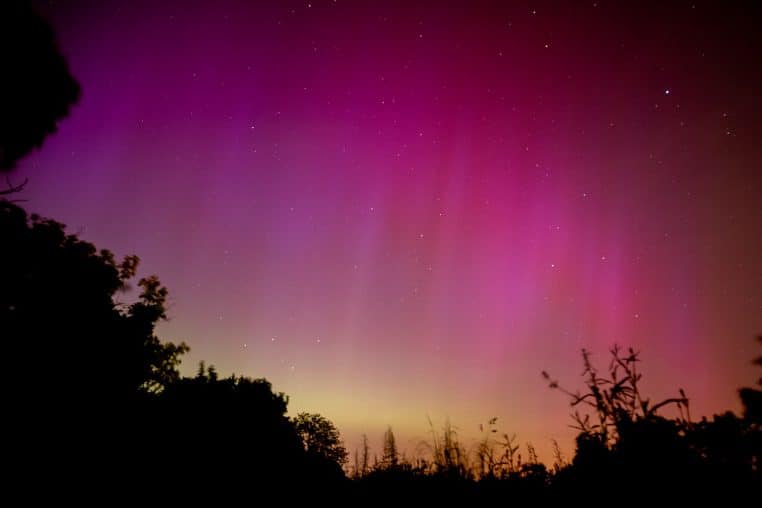 Voile vert au-dessus de l’Île-de-France, ciel clair.