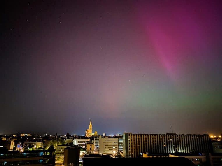 Aurore boréale verte au-dessus de Strasbourg lors d’une tempête G5.