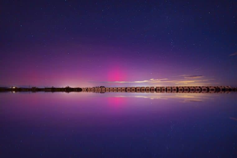 Rubans auroraux rouge-vert au-dessus du littoral audois.