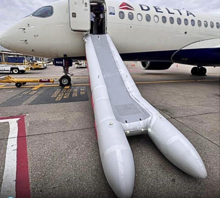 Avion Airbus A220 Deltat Air Lines toboggan d'évacuation d'urgence