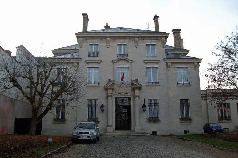 Bâtiment de la Banque de France à Châlons, architecture classique en pierre, cadré en plan large sur la rue.
