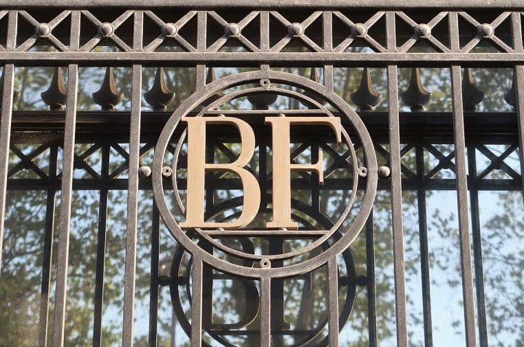 Détail de la grille et des façades de la Banque de France, carrefour Raspail/Sèvres à Paris.