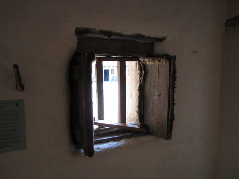 Fenêtre avec joint en fourrure anti-courant d’air