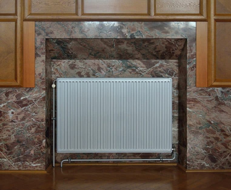 Vue rapprochée d’un élément de radiateur domestique illustrant la diffusion de chaleur par convection.