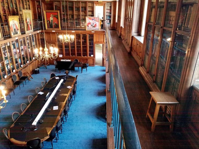 Bibliothèque de la cour d’appel de Paris, rayonnages et mezzanine, illustration du cadre institutionnel de la justice.