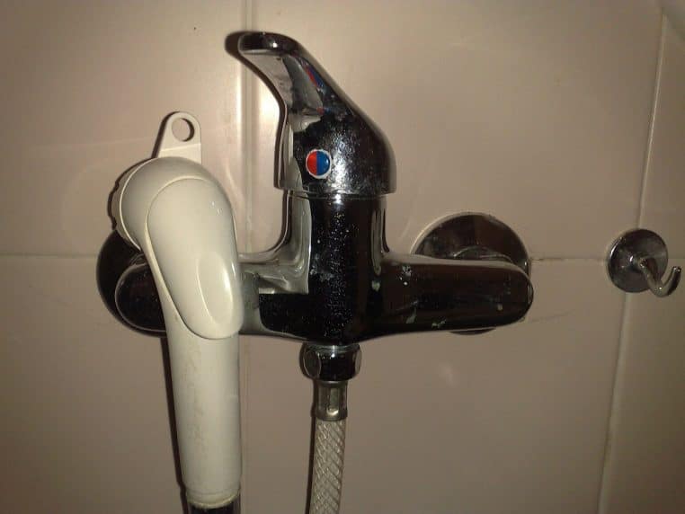 Douchette d’hygiène fixée à côté d’un WC en Italie