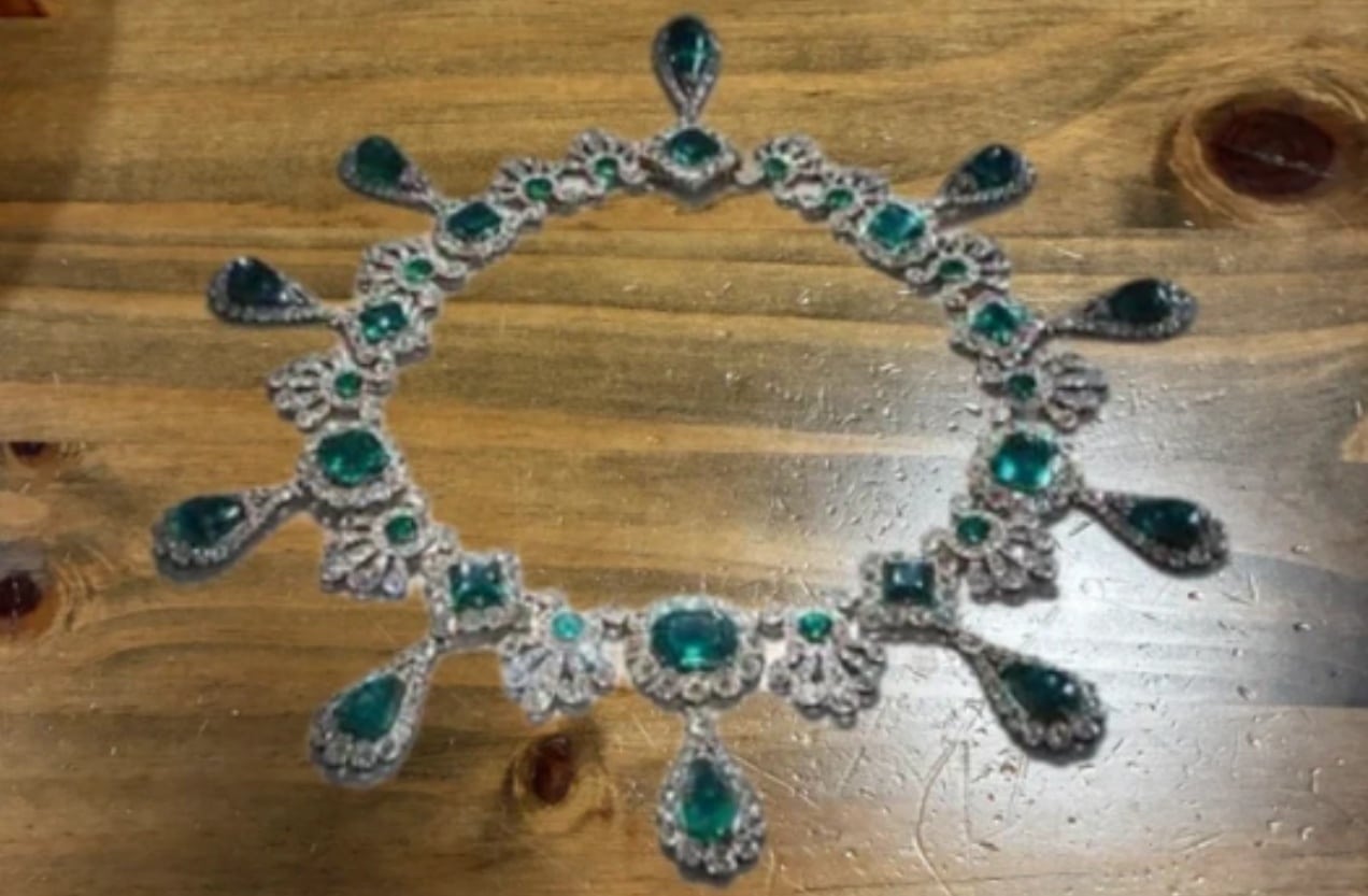Bijoux volés au Louvre retrouvés sur Vinted