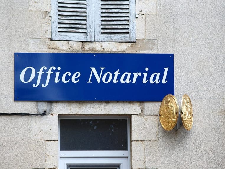 Vue horizontale d’un office notarial à Bléneau, met en contexte la réalité des études en zones rurales.
