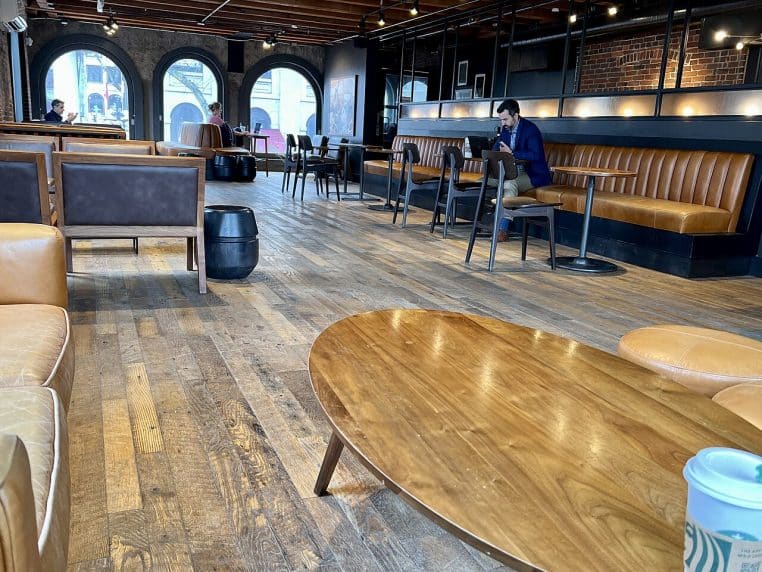 Espace détente avec baies vitrées et bois clair