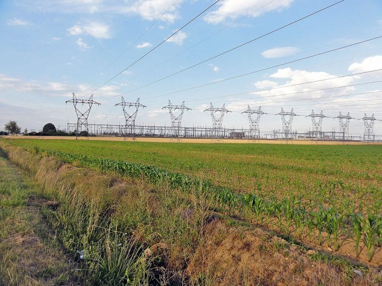 Vue d’ensemble d’un poste haute tension RTE, appareillages et pylônes alignés dans le Val-d’Oise, sous ciel clair.