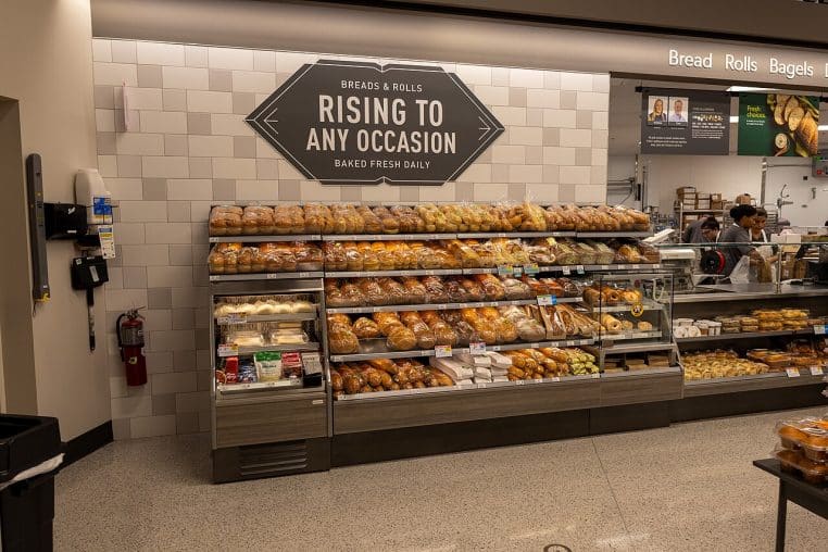 Allée pain d’un hypermarché Asda, vue d’ensemble des étagères.