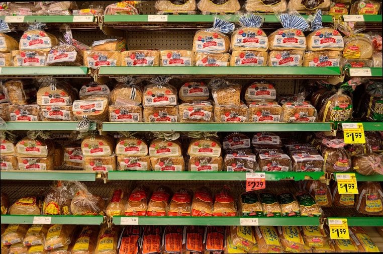 Pains emballés exposés dans un supermarché.