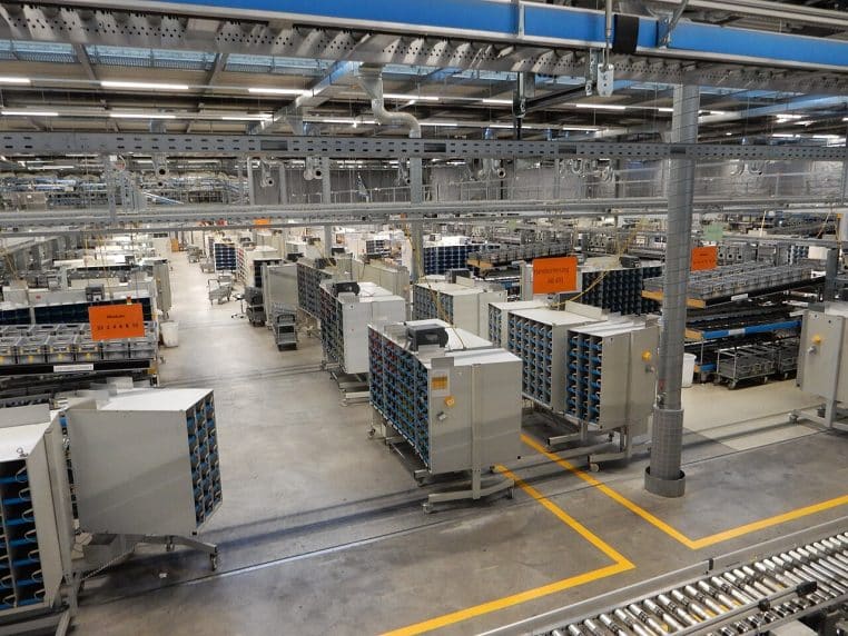 Matériel et zones de tri du courrier.