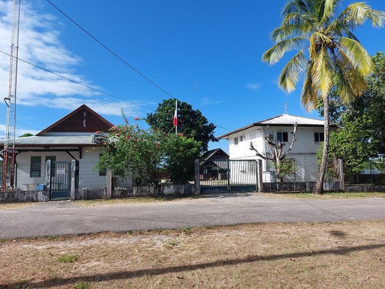 Bâtiment officiel de gendarmerie à Mana, Guyane.