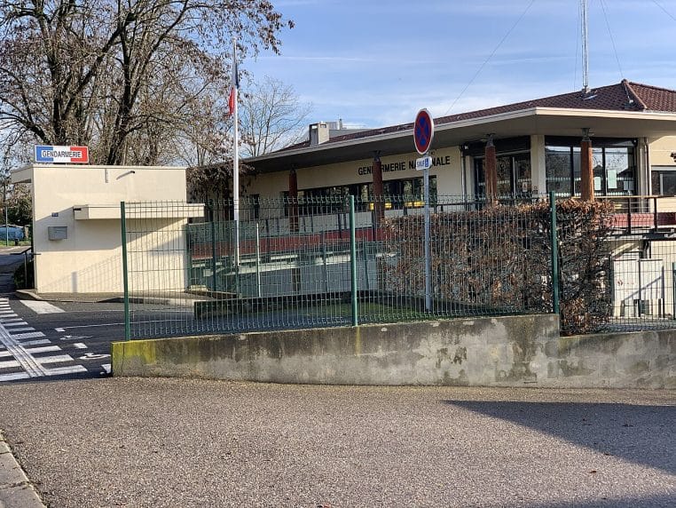 Bâtiment d’une brigade de gendarmerie française vu depuis la rue.
