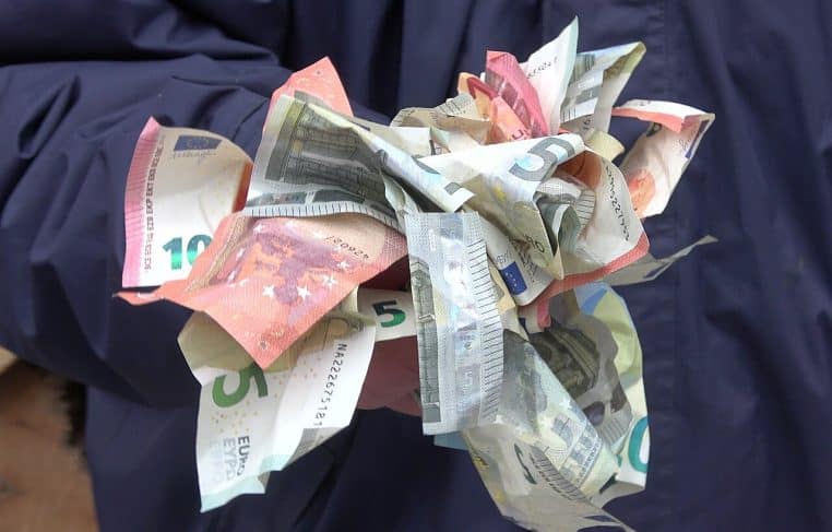 Liasses de billets d’euros de différentes coupures, posées côte à côte en gros plan.